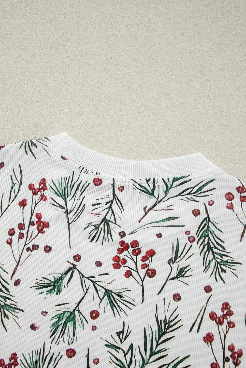 Weißes Thermo-Lounge-Set mit Pullover und Hose im Stechpalmen-Print