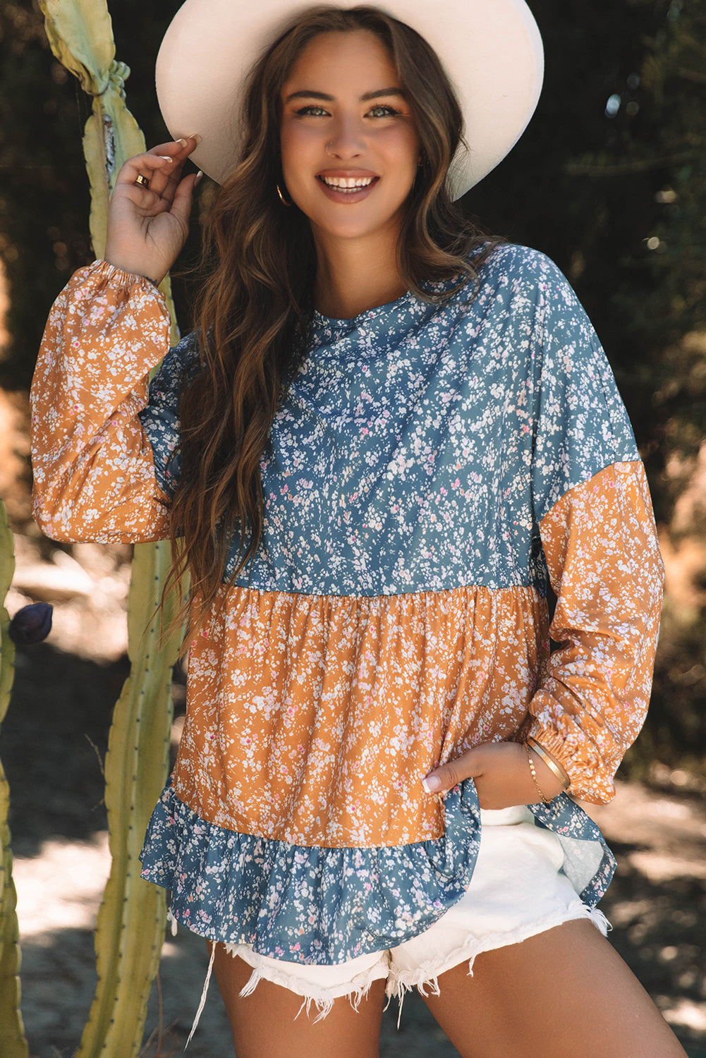 Orangefarbene Bluse mit Blumenmuster, Farbblockdesign, Rüschensaum und Rundhalsausschnitt