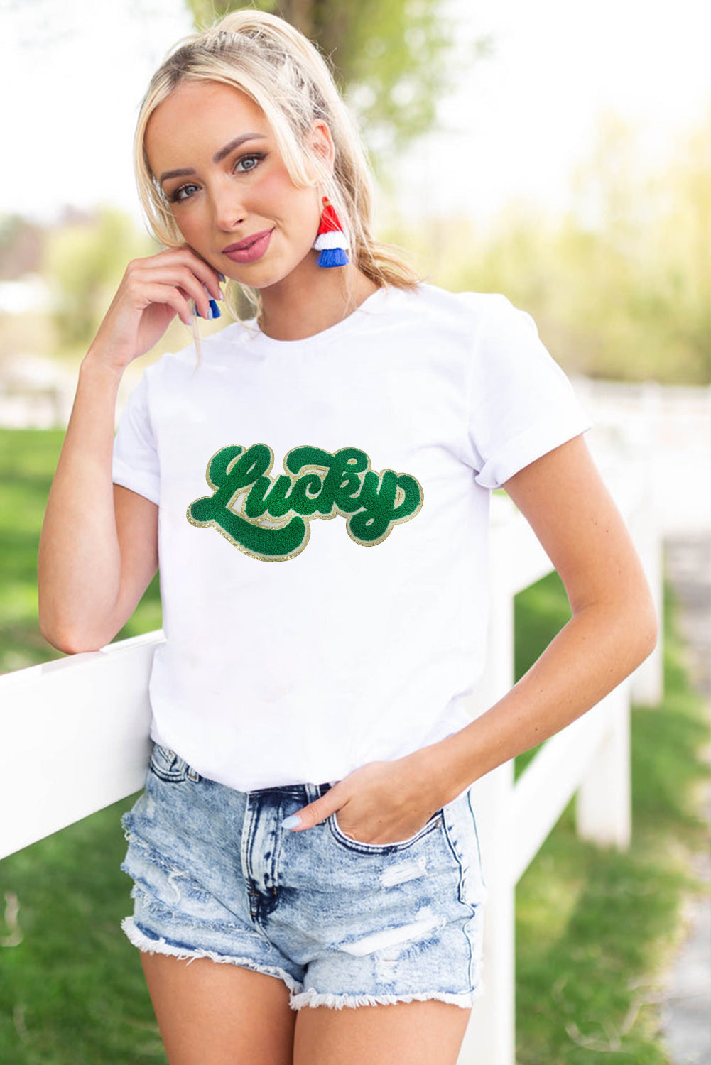 Weißes T-Shirt mit St. Patrick's Day-Glücksbringer und Chenille-Glitzerpatch