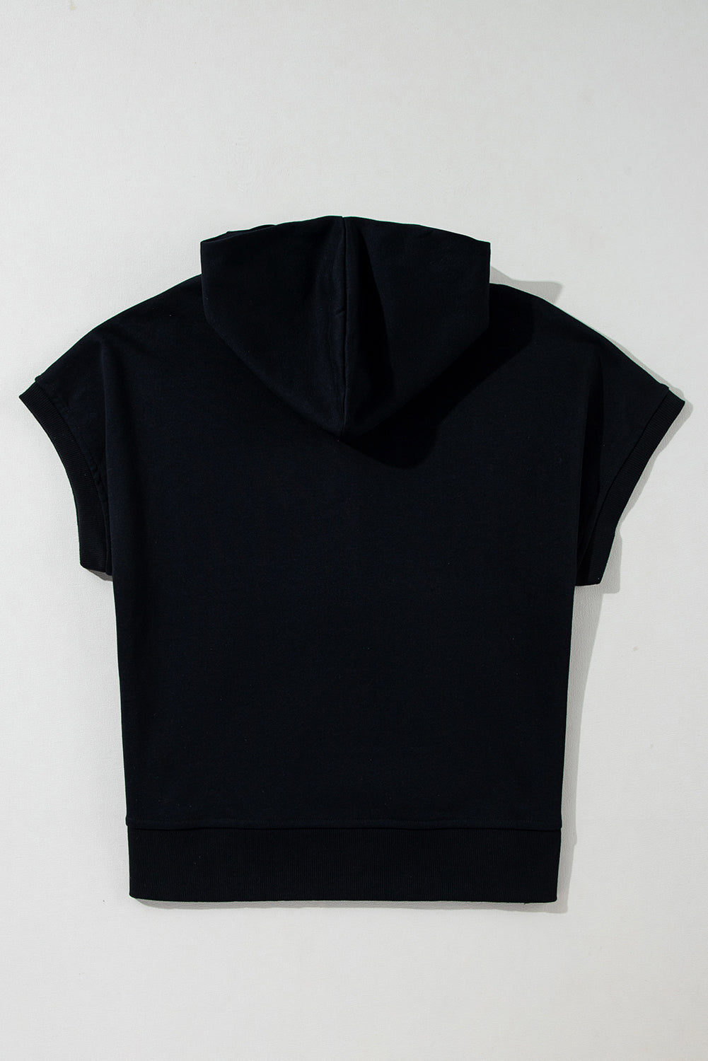 Schwarzer, kurzärmliger Hoodie mit halbem Reißverschluss und Kängurutasche