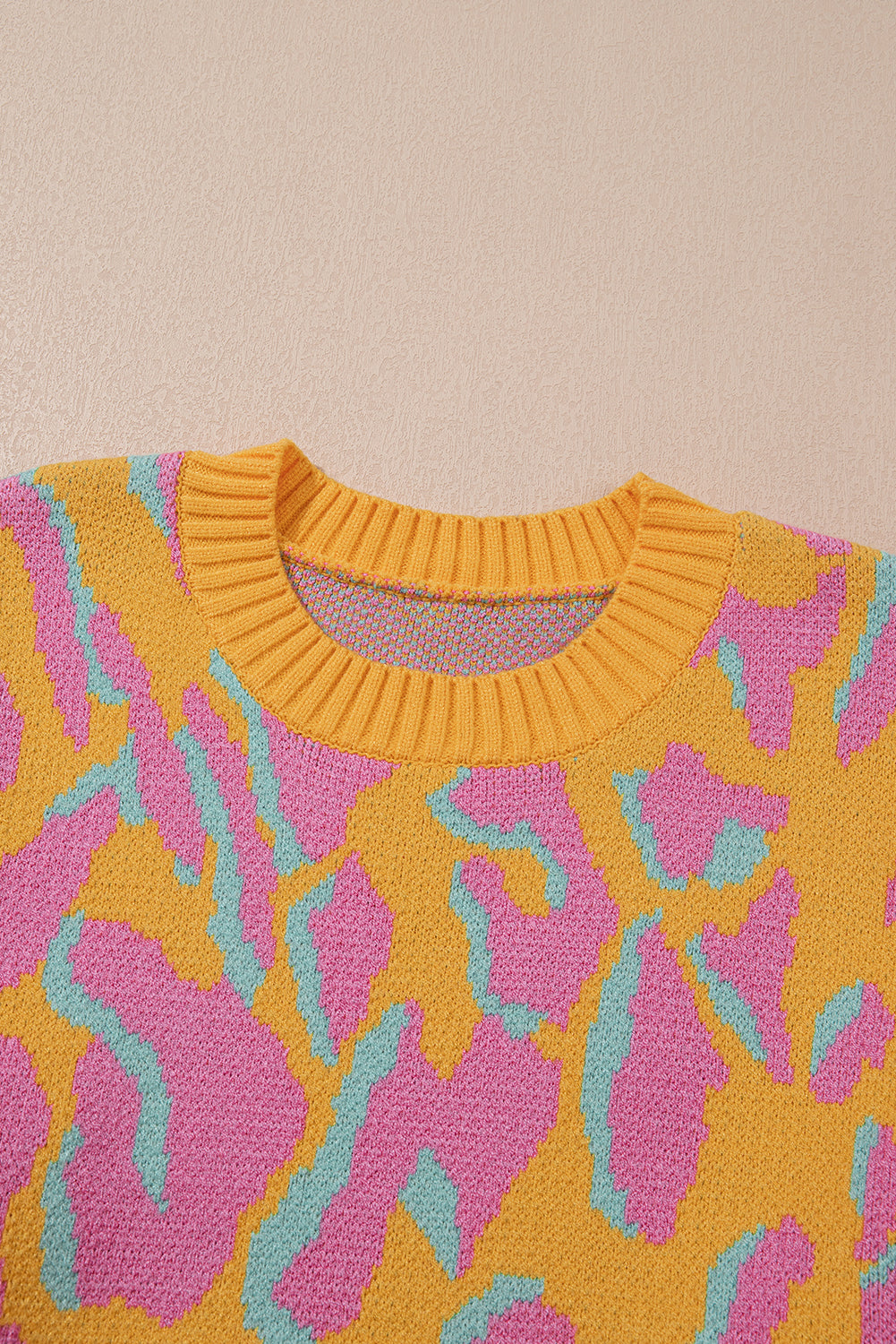 Leuchtend rosa Pullover mit geripptem Leopardenmuster in Übergröße