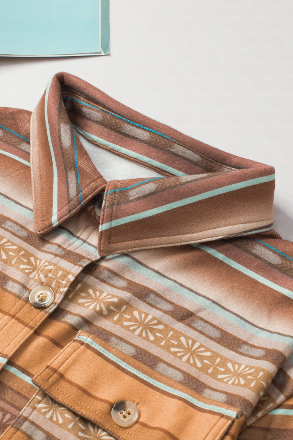 Braune Fleecejacke mit Western-Print