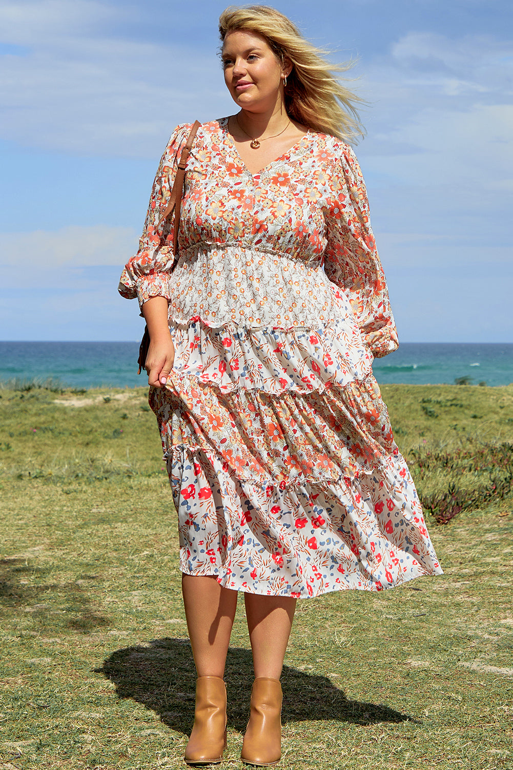 Khakifarbenes Maxikleid mit Blumenmuster und Rüschen in Übergröße