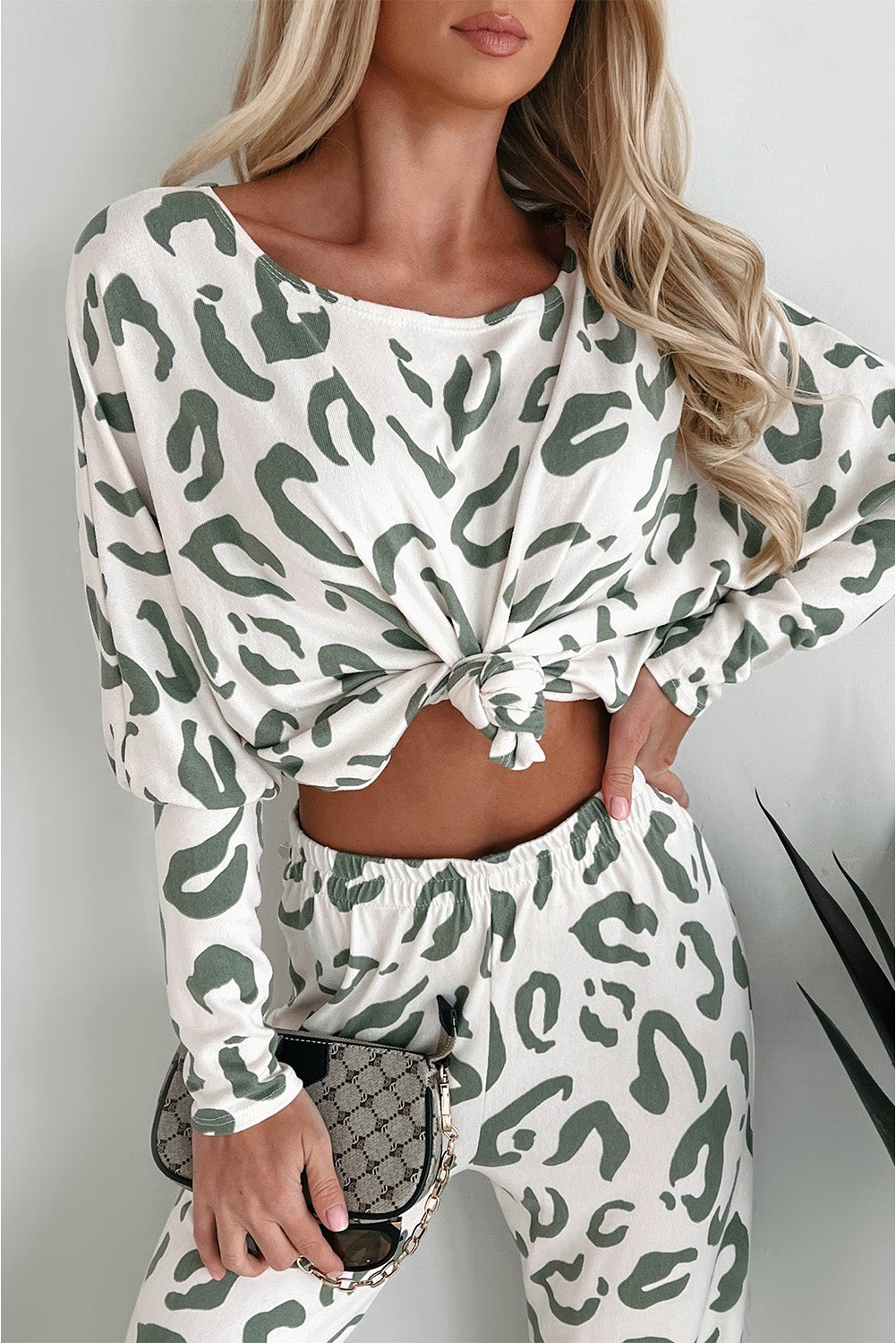 Beiges Loungewear-Set mit Langarmshirt und Hose im Leoparden-Animalprint