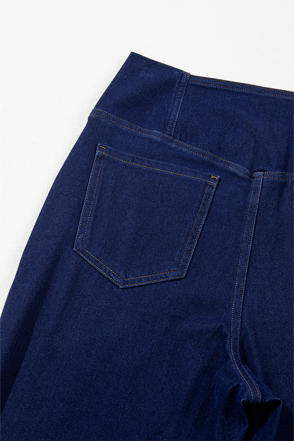 Dunkelblaue, einfarbige Schlagjeans mit gekreuzter High Waist