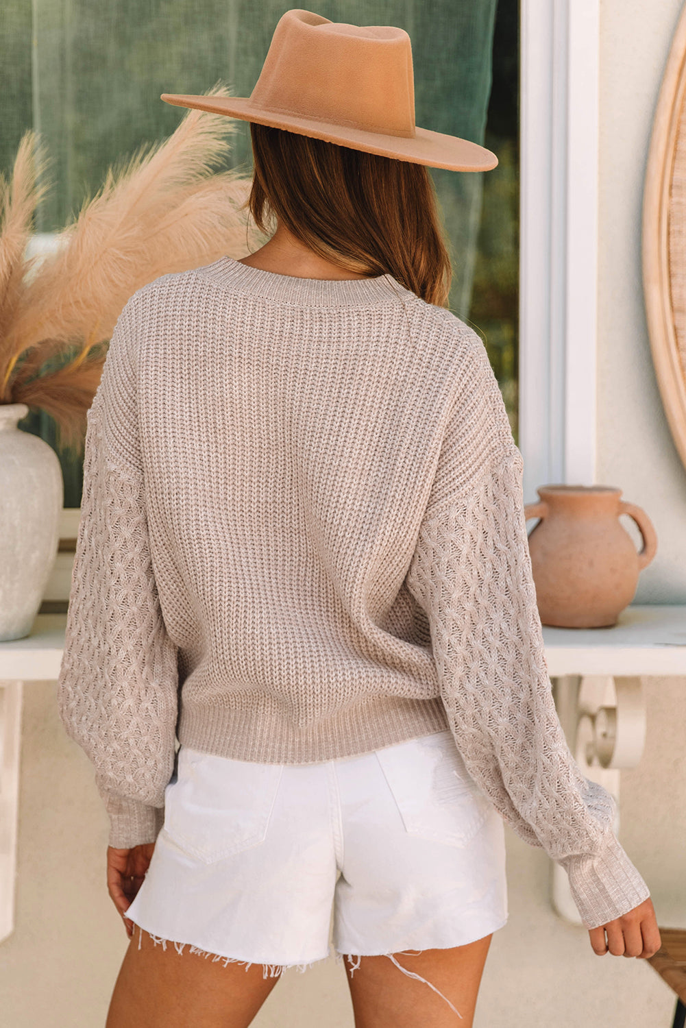 Pullover mit Zopfmuster und überschnittener Schulterpartie in Parchment