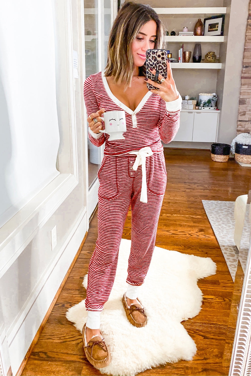Lounge-Set mit rotem Streifenmuster, geknöpftem V-Ausschnitt und Hose mit geknoteter Taille