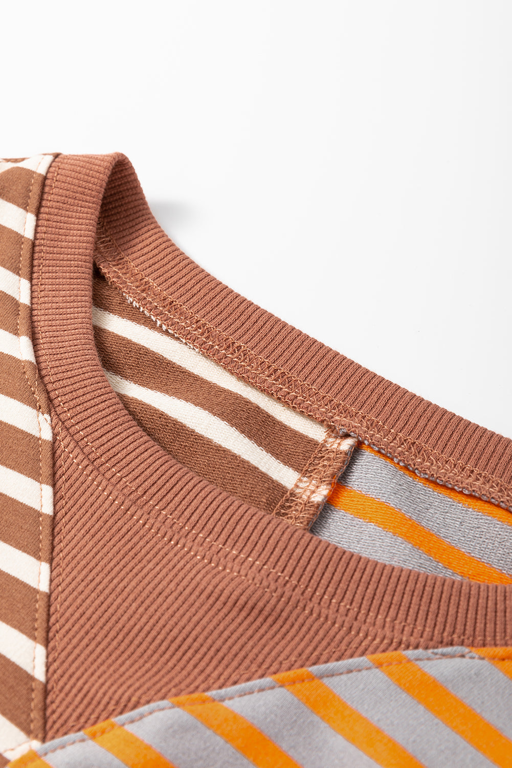 Braun gestreiftes, lässiges, gestreiftes Colorblock-Sweatshirt mit überschnittener Schulter
