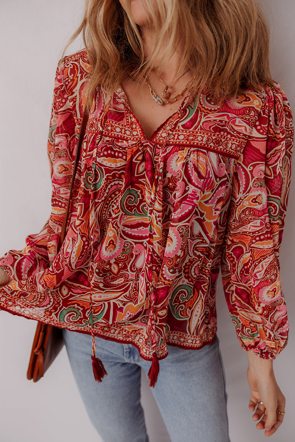 Mehrfarbige Boho-Bluse mit ethnischem Paisley-Print, Quaste und Puffärmeln