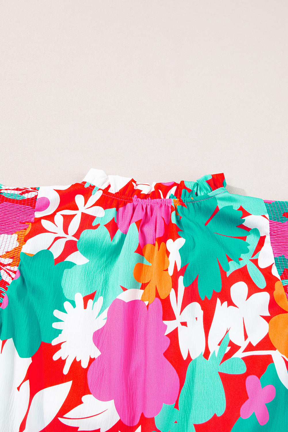 Grüne Bluse mit Blumenmuster, Krawatte, Schlitz am Hals und Rüschenbesatz