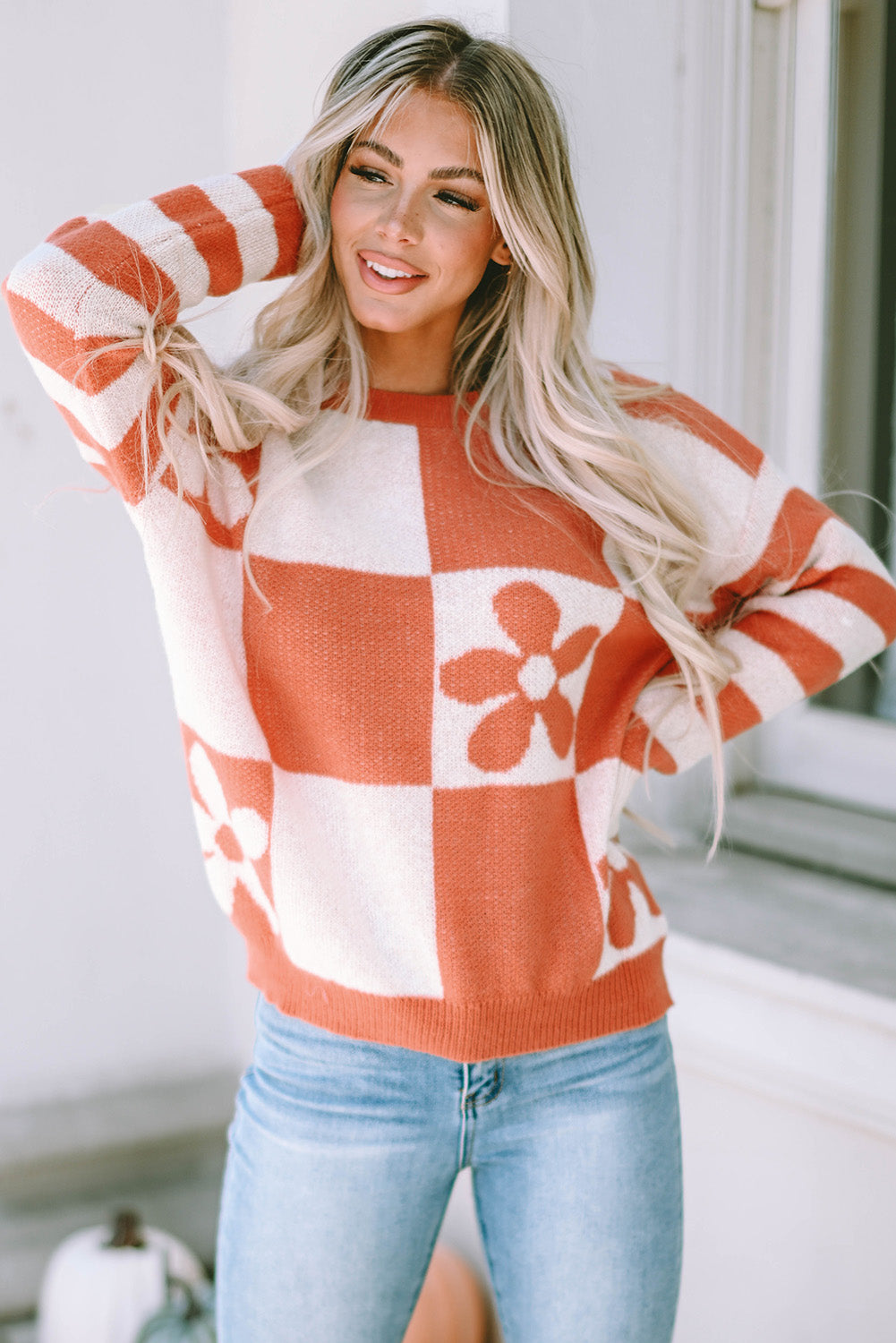 Brauner Pullover mit kariertem Blumenmuster und gestreiften Ärmeln
