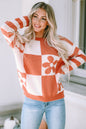 Brauner Pullover mit kariertem Blumenmuster und gestreiften Ärmeln