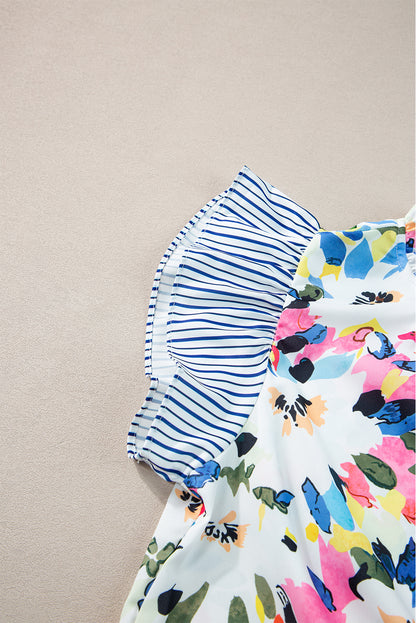 Hellblaue Bluse mit Blumenmuster und Streifen und Rüschenärmeln