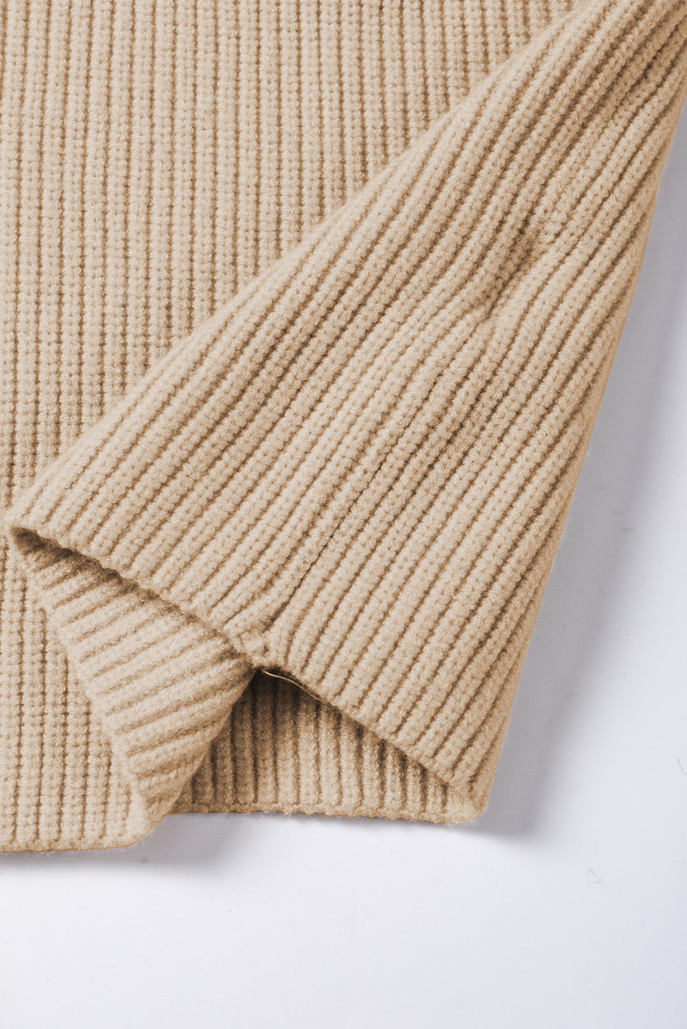 Aprikosenfarbener Pullover mit Brusttasche, V-Ausschnitt, gerippten Flügelärmeln