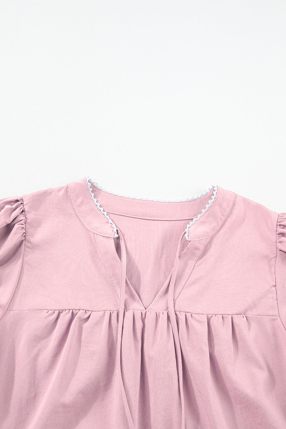Rosa Bluse mit Blumenstickerei, Puffärmeln und Schlitz am Ausschnitt