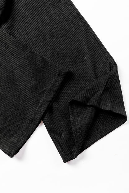 Schwarzes Henley-Oberteil mit Rippenmuster und Kragen sowie Hose als Lounge-Outfit