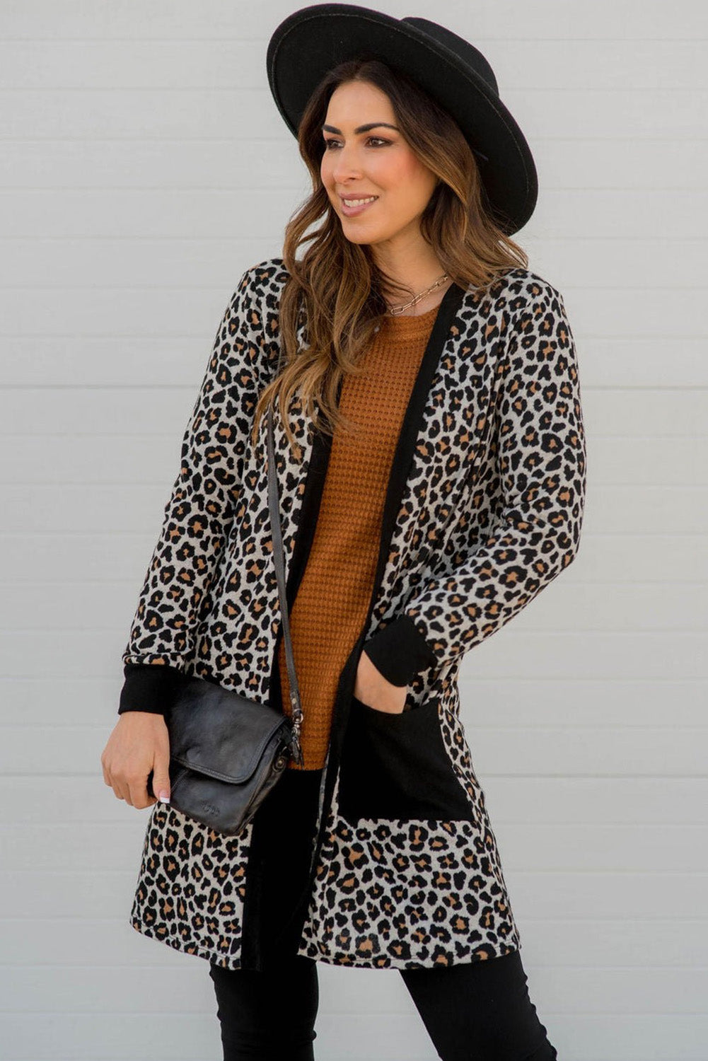 Schwarzer Cardigan mit Leopardenmuster, aufgesetzten Taschen und offener Vorderseite