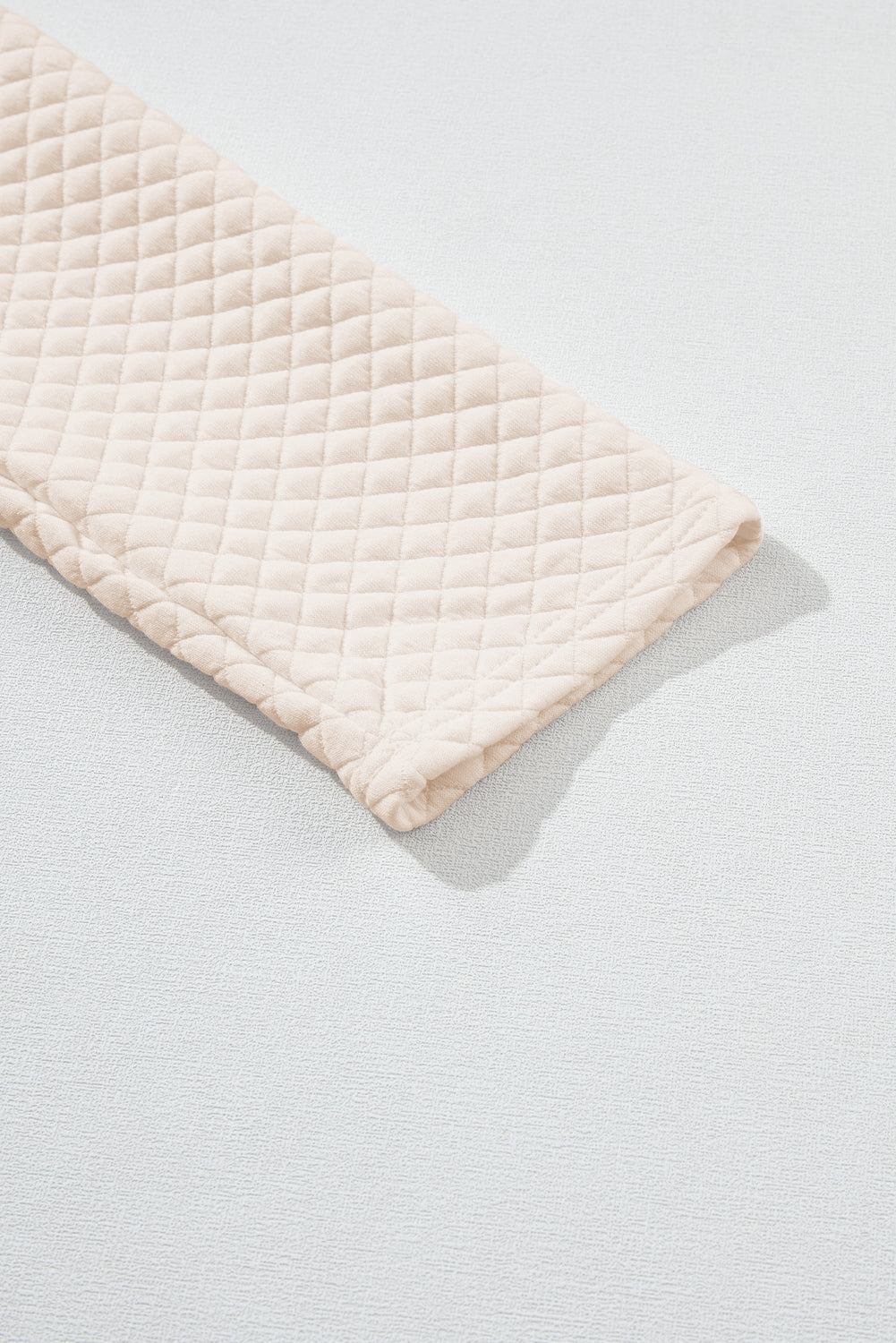 Aprikosenfarbenes Stepp-Sweatshirt mit hohem Kragen und Kängurutasche