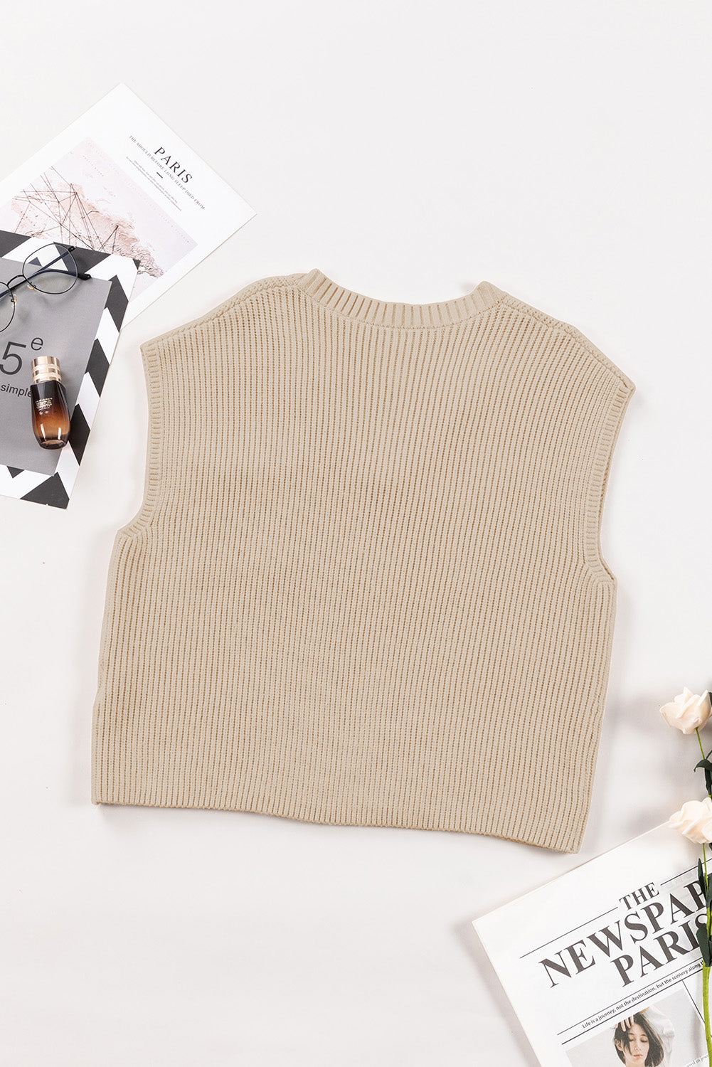 Aprikosenfarbener Pullover mit Brusttasche, V-Ausschnitt, gerippten Flügelärmeln
