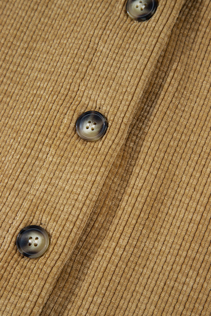 Hellbeige Cord-Shacket mit aufgesetzten Taschen und Knopfleiste