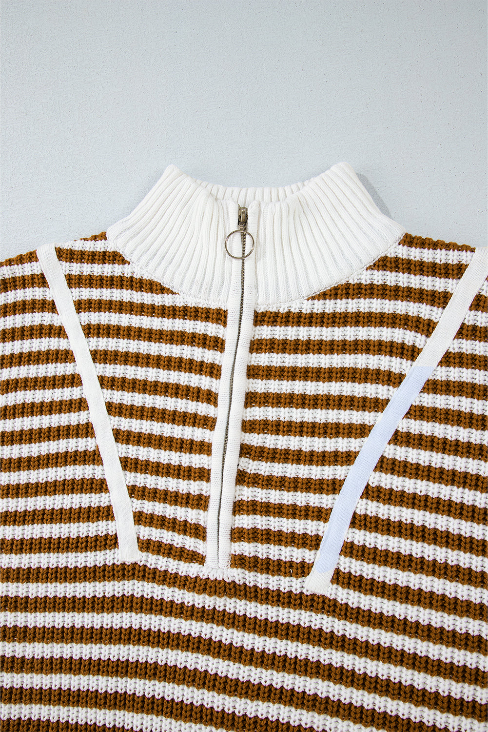 Khakifarbener Pullover mit Streifen und Reißverschlusskragen mit überschnittenen Schultern