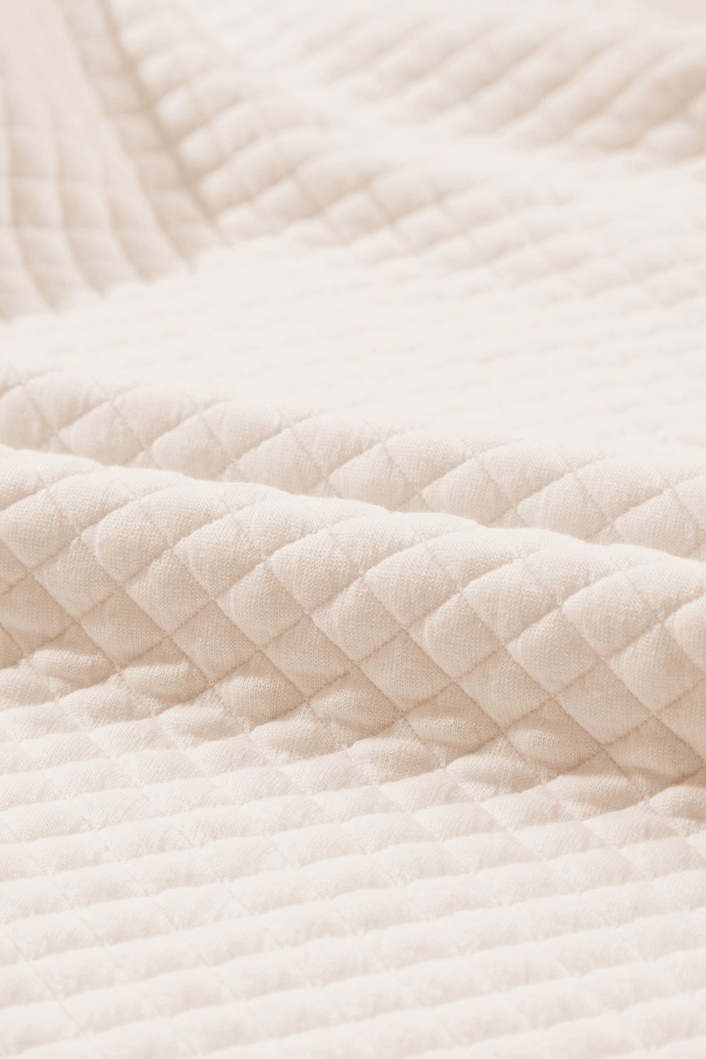 Aprikosenfarbenes Stepp-Sweatshirt mit hohem Kragen und Kängurutasche