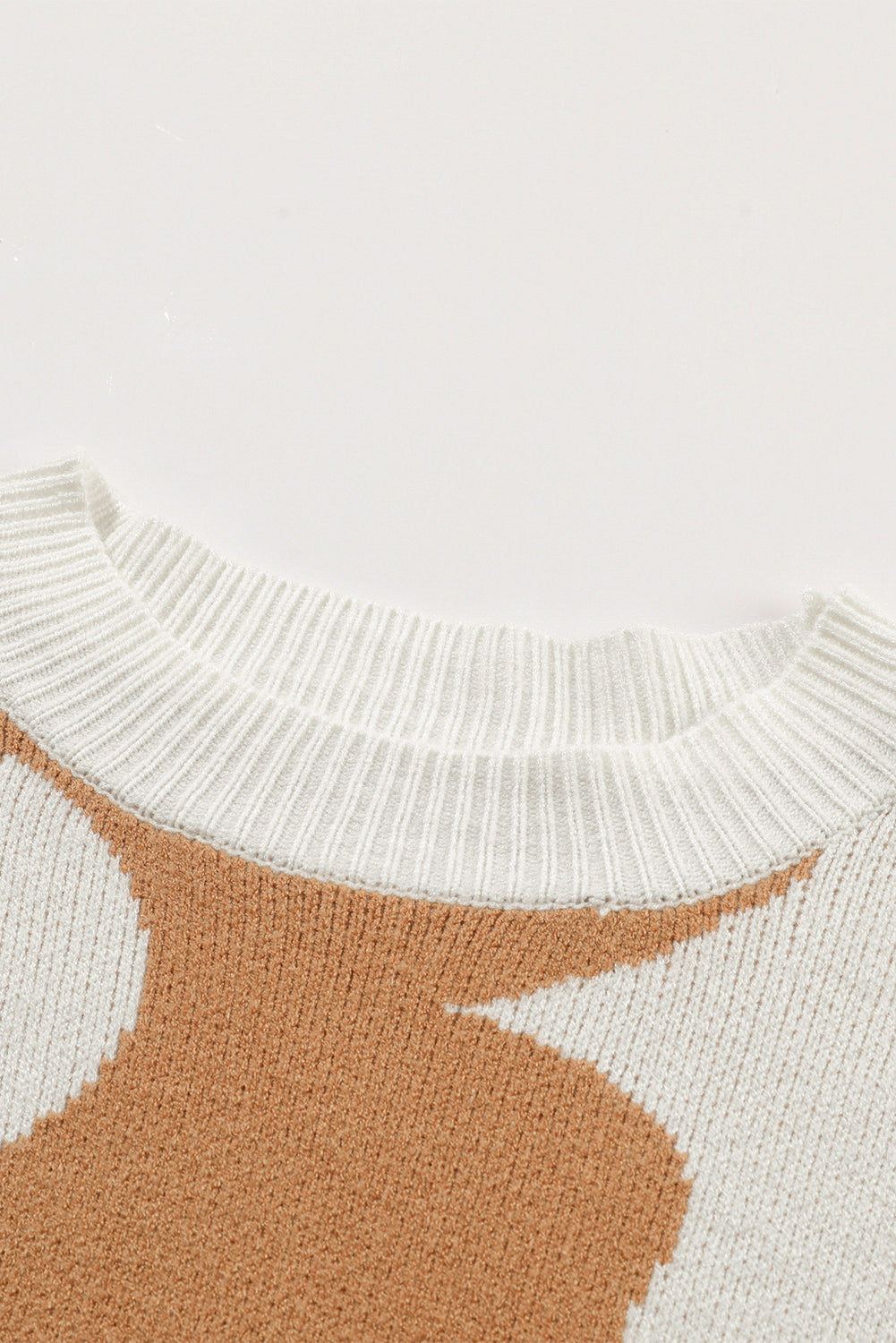 Khakifarbener Pullover mit überschnittener Schulter und großem Blumenmuster