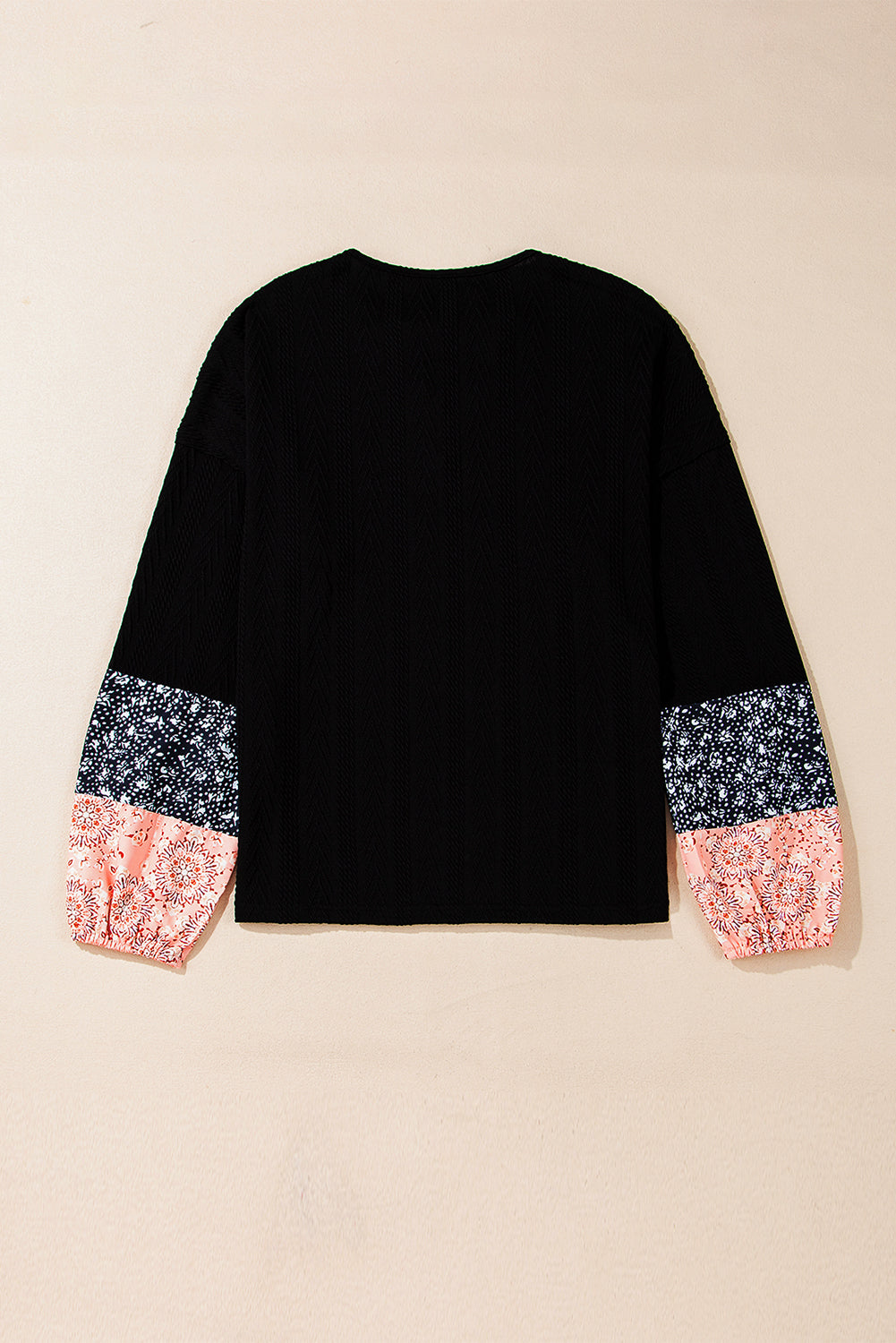 Schwarze Bluse mit V-Ausschnitt und floralem Patchwork-Muster
