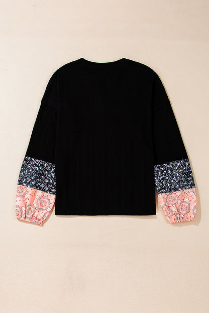 Schwarze Bluse mit V-Ausschnitt und floralem Patchwork-Muster