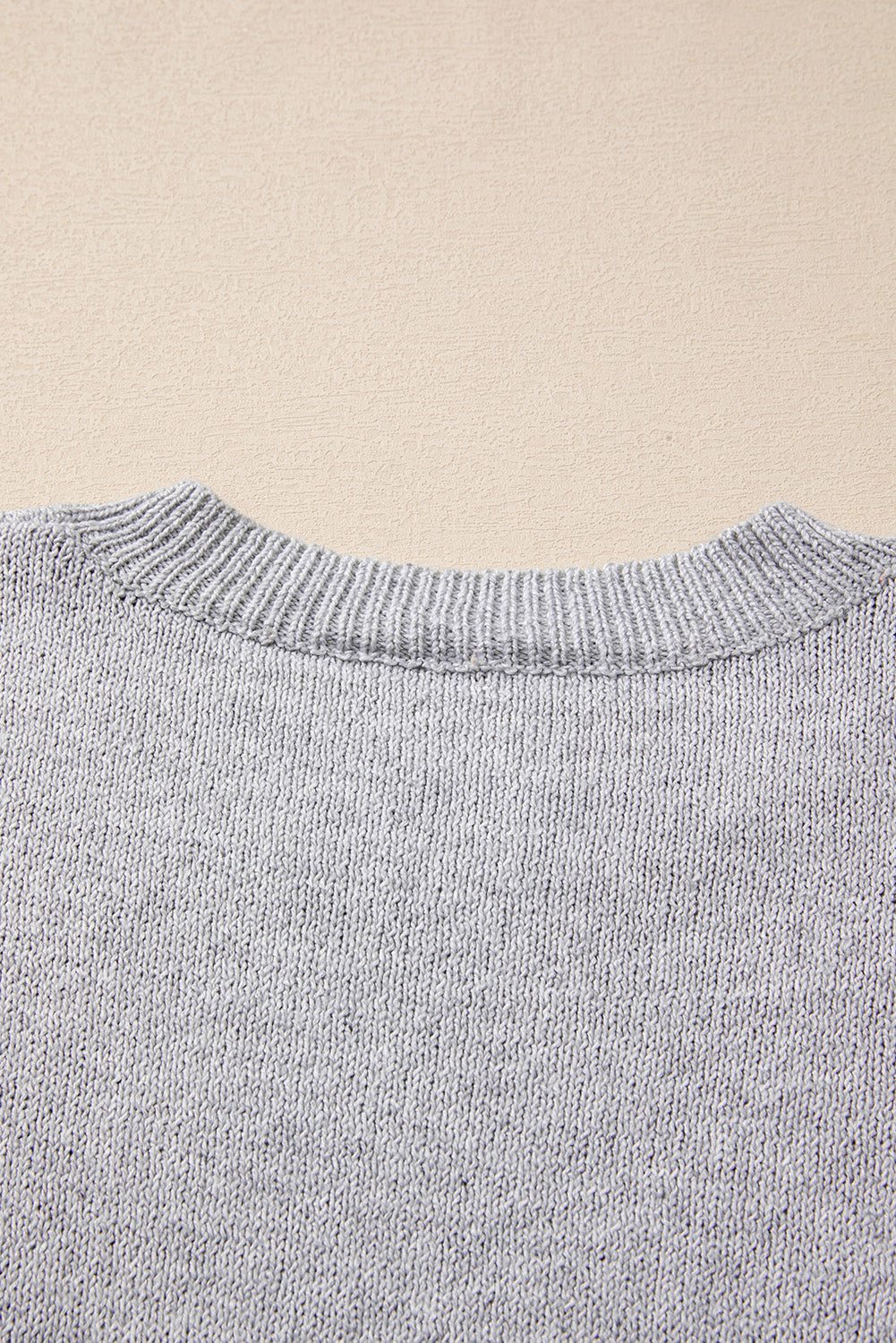 Grauer Pullover mit überschnittener Schulter und Sternmuster