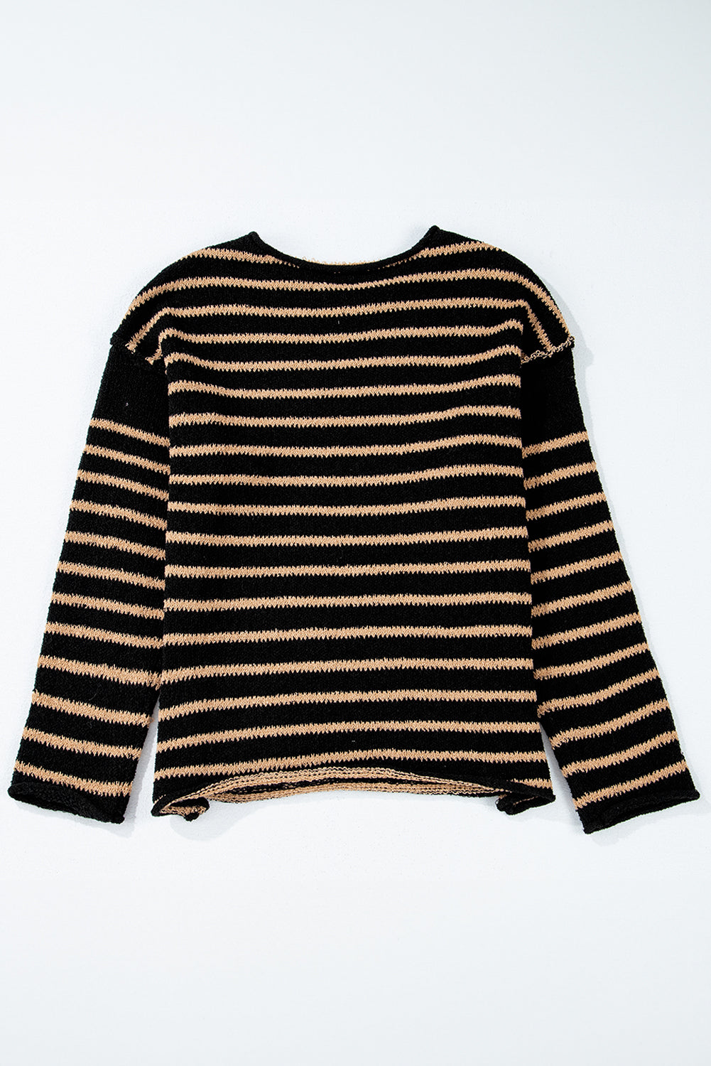 Schwarzer Pullover mit Streifen, tief angesetzter Schulterpartie und Rundhalsausschnitt