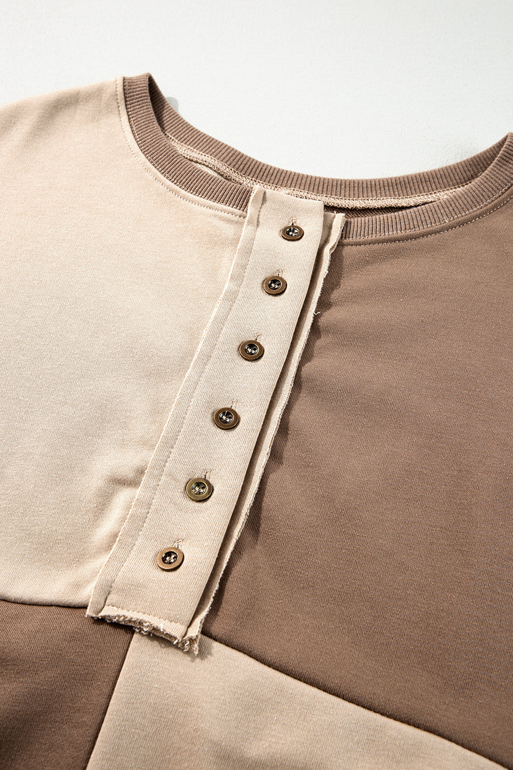 Parchment – Henley-Sweatshirt mit Farbblockdesign und hohem Bund in Übergröße