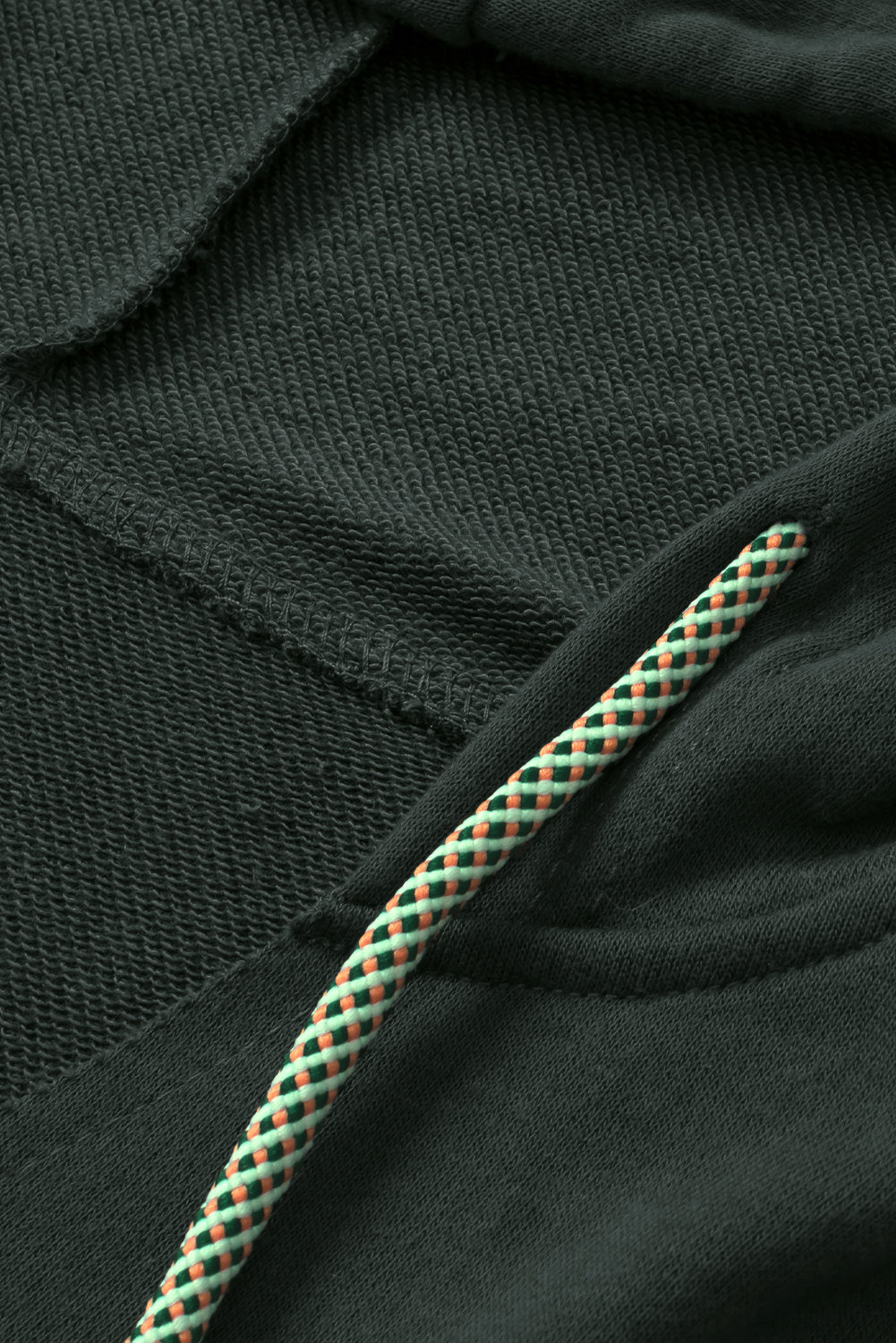 Grauer Hoodie mit sichtbaren Nähten und Taschen