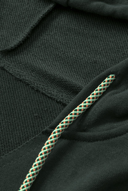 Grauer Hoodie mit sichtbaren Nähten und Taschen