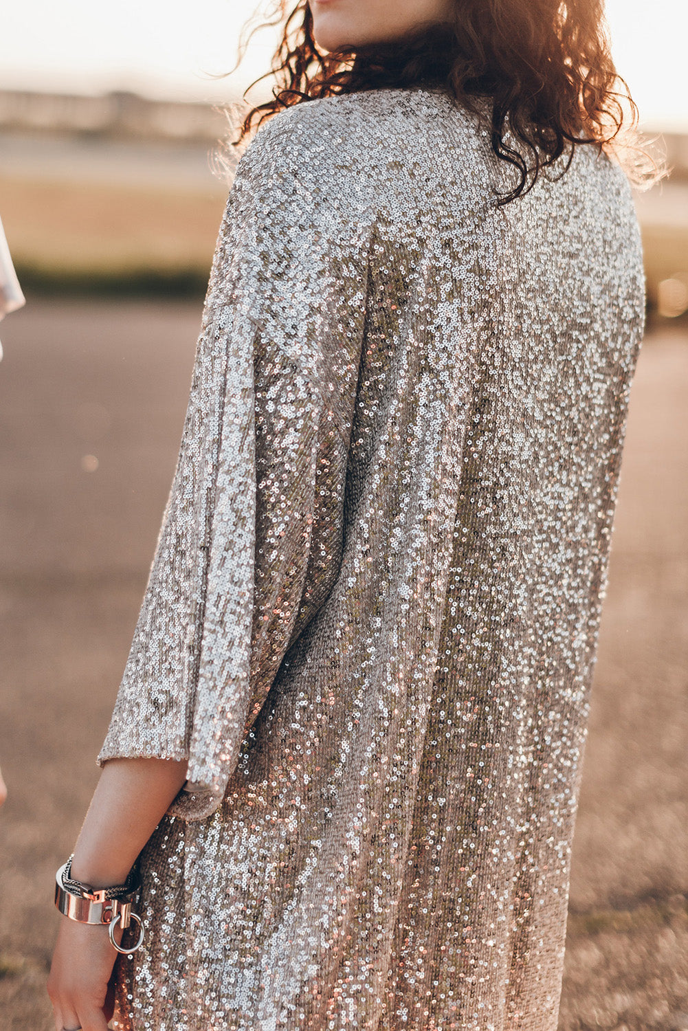 Aprikosenfarbener Kimono mit Pailletten und 3/4-Ärmeln und offener Vorderseite