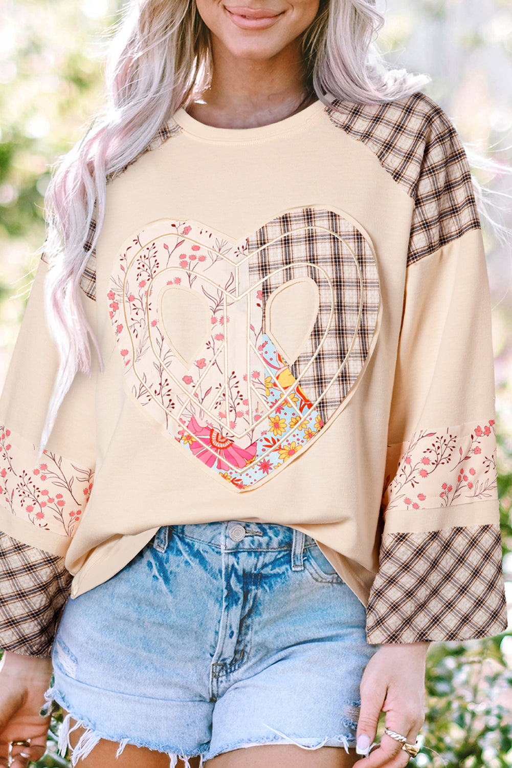 Beiges, kariertes, florales Langarm-Top mit Peace-Herz-Grafik