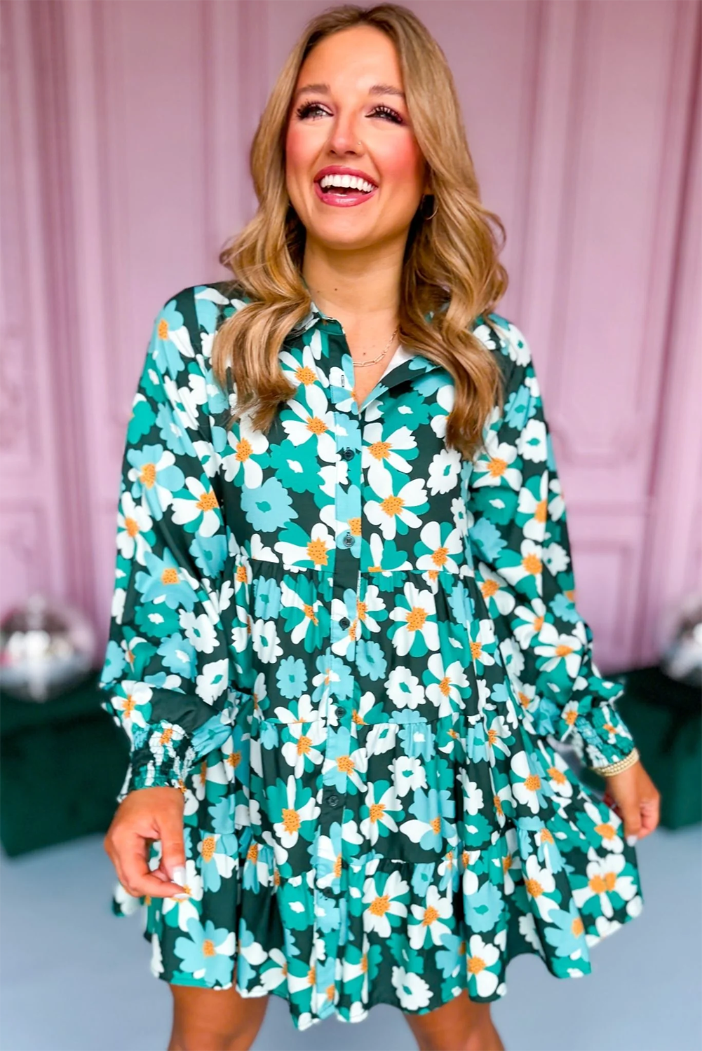 Grünes, gestuftes Hemdkleid mit langen Puffärmeln und Blumenmuster
