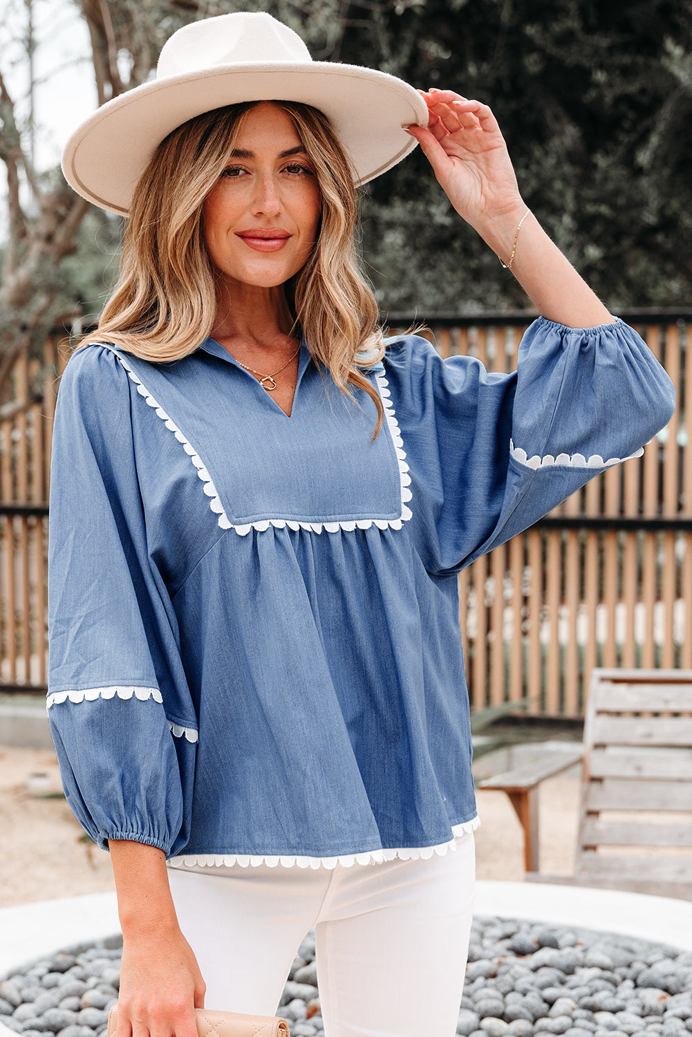 Abendblaue Babydoll-Bluse mit 3/4-Puffärmeln und Kragen aus Spitze mit Zickzackmuster