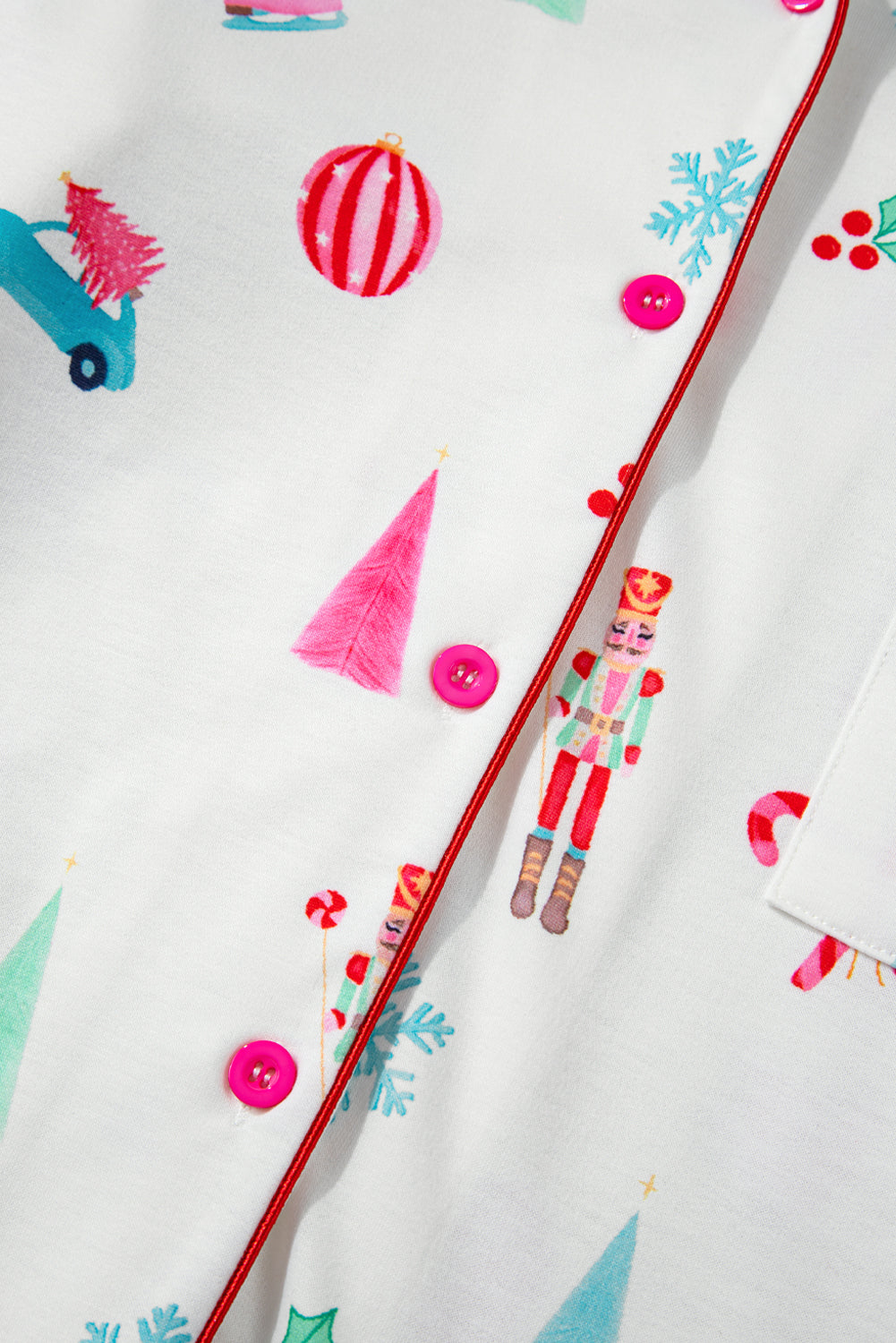 Weiße Nachtwäsche mit Revershemd und Hose mit Weihnachtsdruck