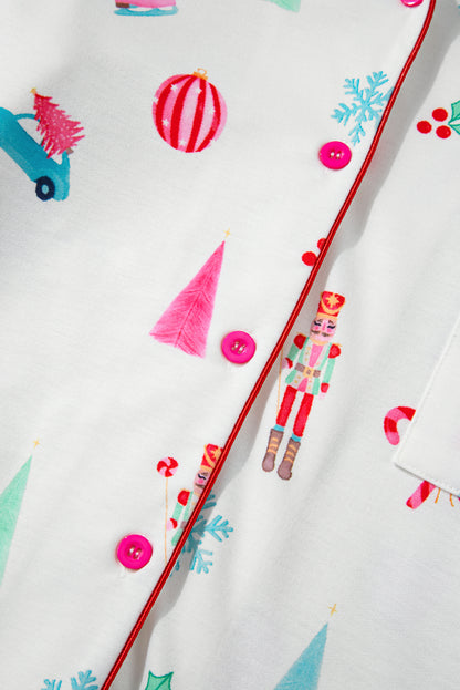 Weiße Nachtwäsche mit Revershemd und Hose mit Weihnachtsdruck