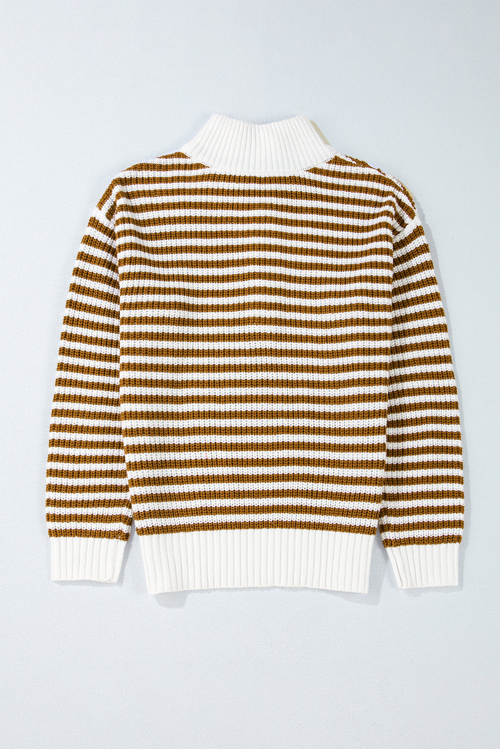 Khakifarbener Pullover mit Streifen und Reißverschlusskragen mit überschnittenen Schultern