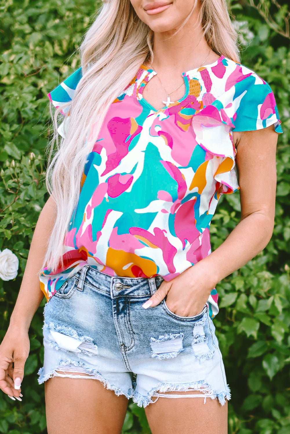 Mehrfarbige Bluse mit abstraktem Print, gekerbtem Ausschnitt und flatternden Ärmeln
