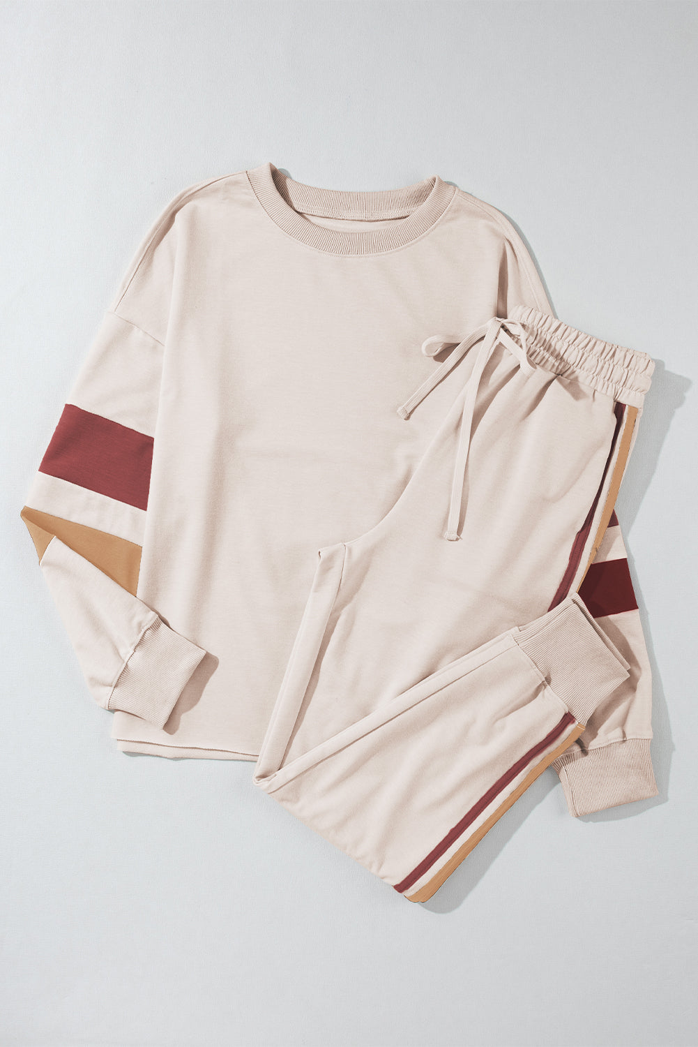 Weißes Lounge-Set mit Farbblockärmeln, kontrastierender Seitennaht