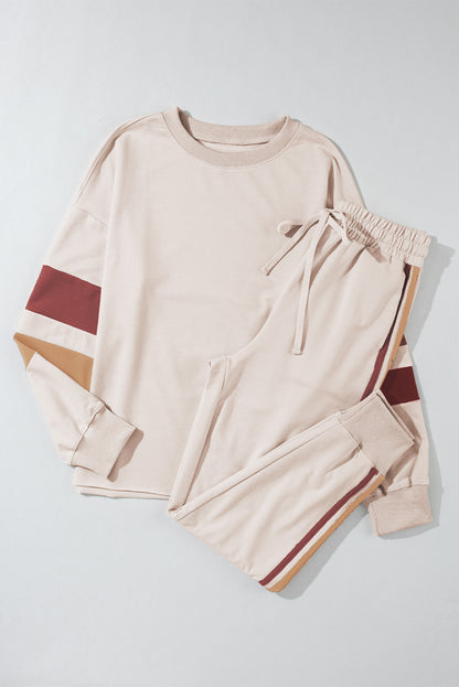 Weißes Lounge-Set mit Farbblockärmeln, kontrastierender Seitennaht