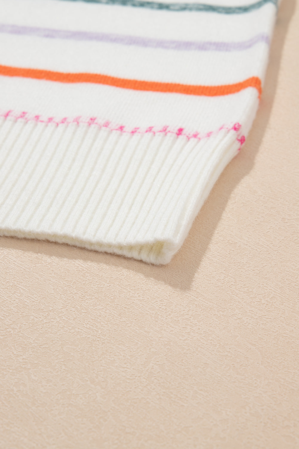 Weißer Pullover mit bunten Streifen und Rippenbesatz