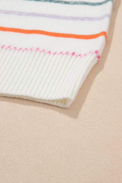 Weißer Pullover mit bunten Streifen und Rippenbesatz