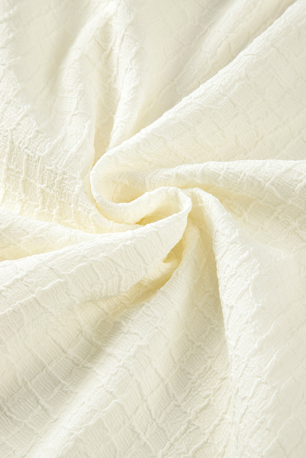 Beigefarbene Bluse mit floraler Stickerei und strukturierten Puffärmeln im Ricrac-Stil