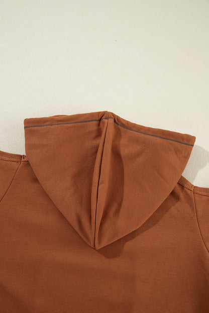 Zimtfarbener Kapuzenpullover mit sichtbaren Nähten und kalter Schulterpartie und Kordelzug