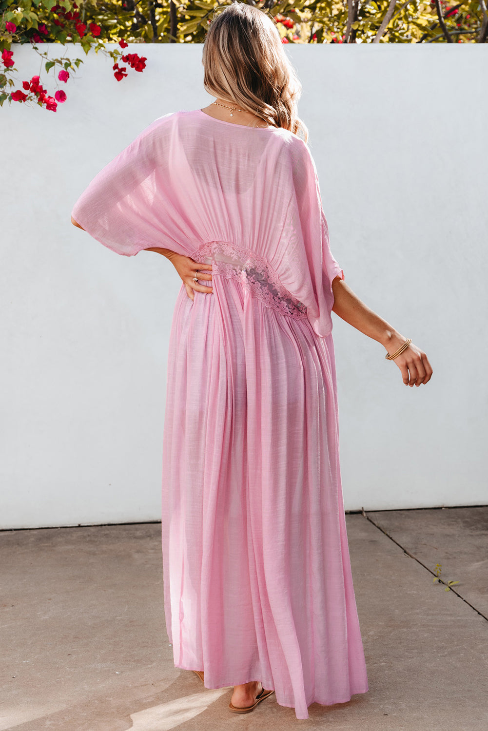 Hellrosa Maxi-Kimono mit offener Vorderseite und Spitzenspleiß