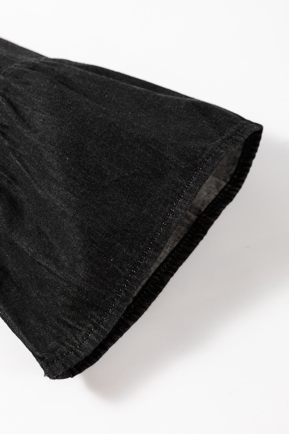 Schwarzes Chambray-Minikleid mit Rüschen, 3/4-Ärmeln, Stufen und V-Ausschnitt
